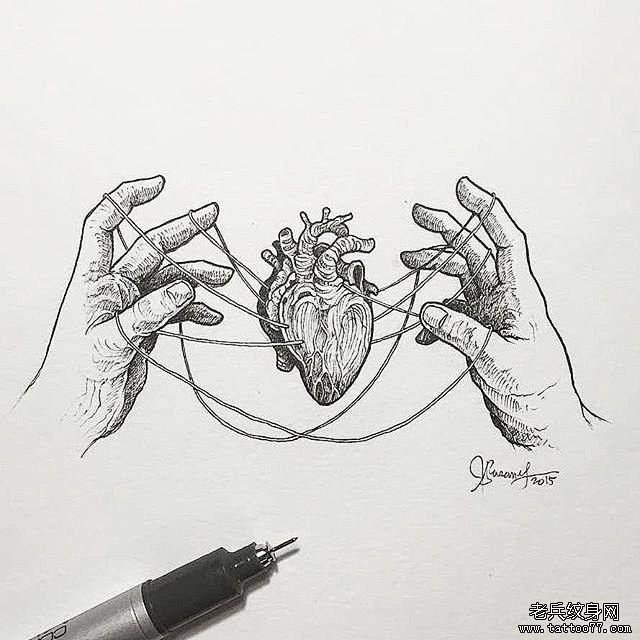 心脏手纹身图案