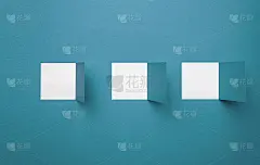 蓝纸上的方形孔，白底。最小的创意概念。文字或图像的空间。