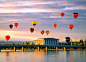 　【空中旅行 热气球上看世界】

像《飞屋环游记》中自由飞翔在高空吧！乘坐热气球，感受从低处逐渐升空的心跳，这是最浪漫的高空体验方式。在堪培拉，可以选择乘坐 Balloon Aloft的热气球飞上高空，感受这座澳大利亚首府城市在晨光中的宁静美景。热气球飞行的出发时间受多种因素影响，大多数情况下早晨会是最佳的起飞时间，所以通常需要清早4点左右起床做好集合准备，随车前往热气球起飞点。

　　当热气球在格里芬湖(LakeBurley Griffin)上空缓缓掠过之时，堪培拉的宁静与清新便能尽收心底，甚至连树林里