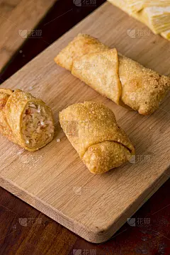 煎蛋卷或春卷。传统的泰国中餐馆开胃菜，春卷或蛋卷。是用馄饨皮做成的，里面填满中式蔬菜，配上辣椒酱。