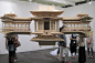这些由日本丝柏木（Japanese cypress）和铁丝制作的庙宇雕塑作品来自日本艺术家Takahiro Iwasaki。作品名为“反射的模型”（Reflection Models），浮在空中的古建筑模型被完全镜像复制，仿佛镜面反射的效果，让人们觉得在建筑与倒影的交界处存在着一个隐形的反射界面。
