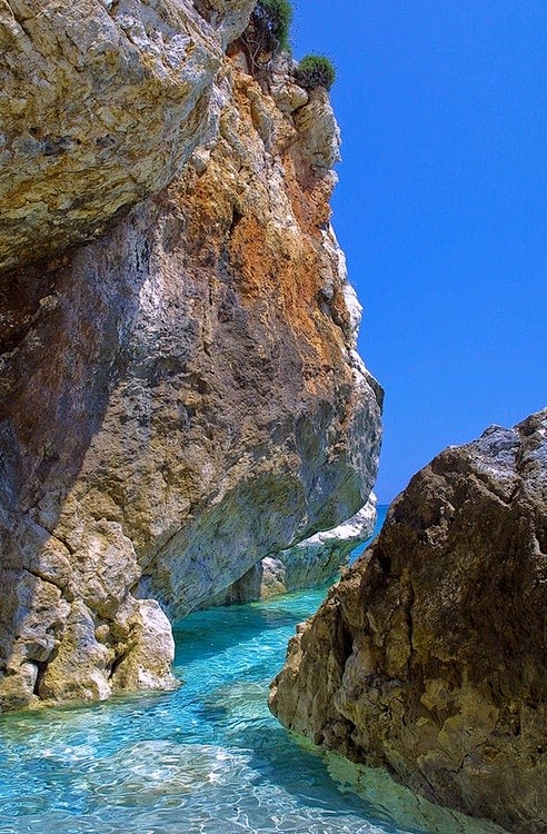 碧绿的水，Pelion的岩石，希腊