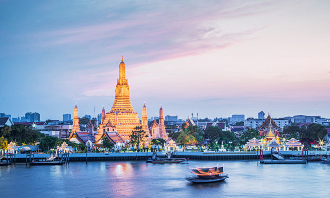 泰国曼谷湄南河郑王庙河流和游船