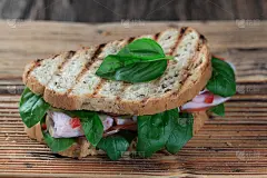 美味的火腿和香草三明治特写