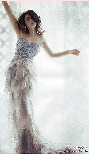 创意婚纱控：透明蓝紫色的鱼尾裙，超美。-...