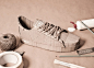 英国插画家平面设计师 Chris Anderson 受委托打造了，2014年阿迪达斯即将推出的新鞋，每个模型都是使用可回收的瓦楞纸板与麻绳胶带制作，没有着色，应该是作为宣传用。