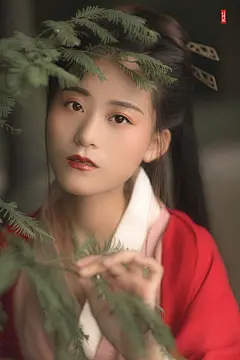 琉璃又挂新珠，淋沥不堪惹心烦。 雾里楼中，­光影留连。念念不思身上单，怨天寒。 ­忆往尘。烟波江上，轻笛吹雨，灯火阑珊，一棹画中游玩。 ­湖心亭中，两道素衫，月冷风清细雨暖。 相互枕藉，耳鬓稍搔，鸳飞鹤惊，梦里周公犹道烦。 ­而今却，已千年，纵使轮回已万难。泪湿千丈衫。