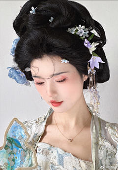 跳跳很可爱采集到唐妆造