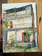 生活中的角落——熬路水彩画作品 - 灵感日报 : 滴水的拖把、耷拉着的晾衣线、爬满青苔的石板、锈迹斑斑的铁丝网、滴着油的排风扇，现实生活中这些凌乱破败的角落在插画家熬路先生的笔下变成了另一幅情景。沧桑的质感融化成了丰富的水彩细节，被精致的烙在了纸上……
