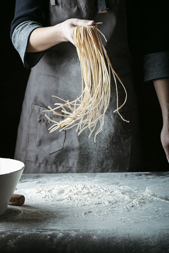 面条的几种做法 一碗面条，从面粉到面条是食物的一种升华，做法也可以多样化，我分别做了，浓汤海鲜面，酸汤牛蛙面，雪菜肉丝面，老坛酸菜牛肉面，椿芽