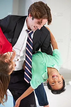 孩子们向工作归来的父亲问好