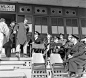 1947年，中国上海。这是驻华美军举行的一场美式足球友谊赛前，队员在做上场前准备，美军军官们在观看。