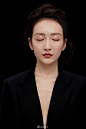 组图：王鸥黑色西装硬朗干练 纯粹从容展英气之美 : 近日，王鸥一组最新时尚大片曝光，一身剪裁别致的黑色西装，在纯黑色背景里更具高级质感，硬朗干练。