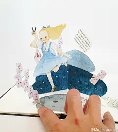 去年做的一个以经典童话为基础的微型绘本。我重新演绎了白雪公主，睡美人，小红帽，小哥哥和小姐姐，以及爱丽丝漫游仙境这五个童话故事，把爱丽丝漫游仙境那一部分做成立体书页，然后装订成册。我把爱丽丝以外的文案翻译成了中文方便各位阅读。希望有天这一本黑童话可以和城市森林一样被印刷出来。