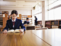 学生在图书馆