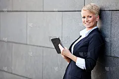 用平板电脑的漂亮女商人