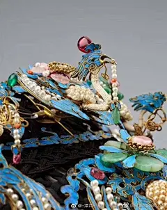 珠宝｜中国古代首饰中的凤元素。
关键词：配饰、首饰、装饰品、古董、收藏。
图片信息：见刷图群。
图源：Pinterest。
美编：@-潭月- 潭月超话
无水印原图见刷图群。
圈组织：#艺术哲人##好物99# @艺术哲人 ​​​​
