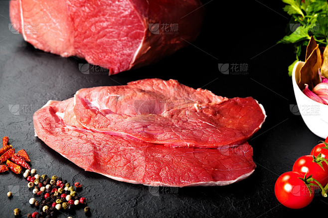 生肉。为烹饪，烧烤准备的牛排静物画。