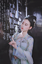 看墙壁上书法的古装美女图片