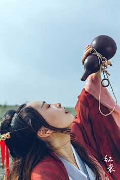 28910采集到古风女喝酒采集美人红妆色正鲜,侧垂高髻插金钿.