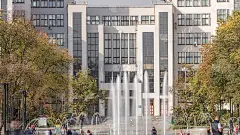 乌克兰哈尔科夫市自由广场上的gospprom建筑和新的干喷泉