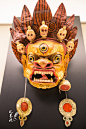 #苇影渡游# 土家族傩堂戏面具和藏族跳神面具，拍摄于上海博物馆。宗教活动面具，是世人对神怪的扮演，对超自然力的崇拜。社会中无形的面具，有的掩盖了羞涩，有的化妆了虚荣，有的涂抹了私欲。 ​​​​