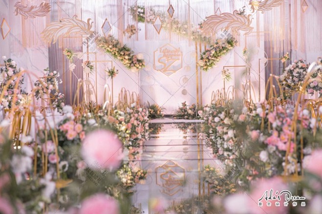粉色韩式大气室内婚礼案例效果图