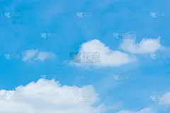 清澈的蓝天和纯白色的云和文字空间