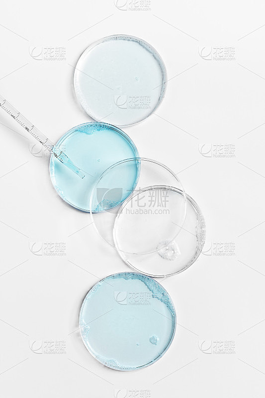 抽象培养皿与化妆品在白色背景俯视图。