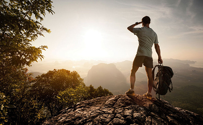 山峰眺望远方的男人高清摄影图片