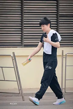 你以为亮点是第一张出圈的表情包？ 请你再看看我们宝宝脖子上的玉佛 cr logo - 小红书