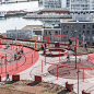 哥本哈根停车场上的红色屋顶 P-Hus + Konditaget Lüders / JAJA Architects :   JAJA Architects：停车场应该是城市不可分割的一部分。但如何挑战传统单一使用功能的停车场呢？如何创造一个多功能性的停车结构，并成为一个吸引人的公共空间？如何创建一个尊重哥本哈根新开发区Nordhavn的规模、历史和未来城市文化的大型停车场...