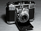 德国相机一贯是高质量的保证,而美国的柯达相机也曾经在德国生产。柯达·莱汀纳单反 相机出自德国本土,素有“德国柯达相机”的美誉,特别是它所使用的配套镜头,由大名鼎鼎的施耐德(SCHNEIDER)和罗敦司德 (RODENSTOCK)公司设计、制造,工艺 和品质堪称一流,并成为柯达·莱汀纳相机系统的另一大卖点