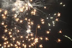 素材开心燃放火光图片爆竹烟花新年快乐爆炸欢乐热闹农村高清喜庆春节年味点燃壁纸818A9899 – 饿狐背景网站-微距高清设计素材免费图片下载海报壁纸摄影背景素材，背景图，背景墙，背景板，背景图片，背景纹理，背景板设计，背景材质，背景大图