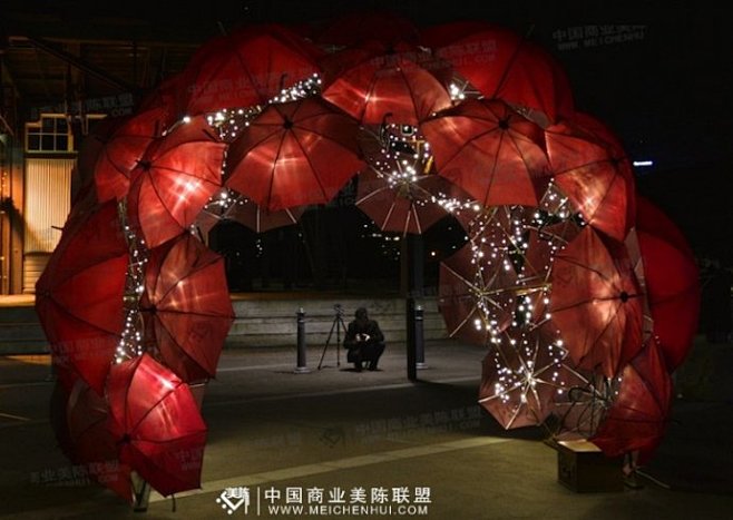 【美陈装置】造价便宜又富有创意的悉尼雨伞...