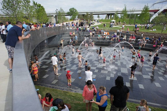 下沉式广场中的儿童戏水区