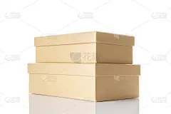 移动箱子孤立。棕色的纸板箱或纸板箱包装运输在白色的背景。使用剪切路径手工制作纸张对象。