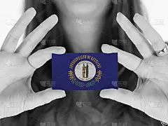 女士展示一张名片