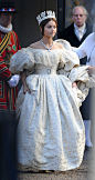 《年轻的维多利亚》（番外）——由于电影里加冕仪式全程没有露出斗篷里面具体穿了啥，画像也没画出来，所以咱们可以看看ITV的剧版《维多利亚》的片场照，由Jenna Coleman饰演的维多利亚所穿的这件白色礼服就是加冕服的复刻版~