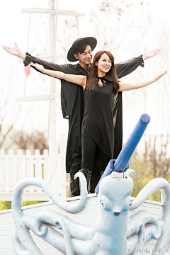 乔振宇工作室的微博_微博#乔振宇大嫁风尚##乔振宇表情包# 由#乔振宇# 、#杨紫# 主演的都市时尚婚嫁剧《大嫁风尚》正在辽宁卫视热播。剧中乔振宇饰演整容医生金志豪，在认识了杨紫扮演的夏燃后，高冷正经的形象一秒崩塌，毒舌斗嘴、扮女装、cos欧阳少恭，分分钟变身逗比表情包。