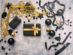 创意安排框架的金色圣诞装饰在灰色的背景。平躺，俯视图