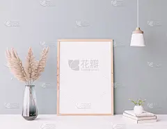 模拟海报框架在现代室内灰色背景，斯堪的纳维亚风格