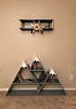 Adorable wooden bookcase and shelf that look like an airplane flying over mounta... - #Adorable #airplane #Bookcase #bricolajeparaelhogar #Decoraciondemuebles #Decoraciónparaelhogardebricolaje #flying #Ideasparaelhogar #Manualidadesdecoracionhogar #mounta