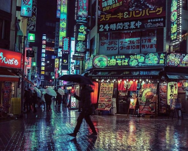 东京街头夜晚的霓虹灯