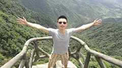 二逼青年的武功山之旅




在萍乡南站有直达武功山景点的大巴，车费十八元，不是很贵。当然，作为一名真屌丝，其实我是想骑行去的……一觉醒来（估计也就是三个小时）武功山下，放眼望去，一片风和日丽。情不自禁的按下了自带傻瓜相机的快门。感叹一下，啊，二哥我开始了又一次屌丝之旅。





人墙猥琐术，巴神hold不住。这个石头旁边就是售票处了，很巧的是我来的这几天有活动，只要是江西和湖南的人都可以免门票！！！不巧的是……我是黑龙江淫 = =。不过还好啦，学生证半价，3......