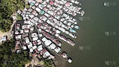 海上一个简陋的渔村