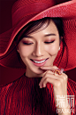 ，演员彭杨曝光一组杂志大片，俏丽优雅的她，将红色演绎出温婉与热烈两面之美。