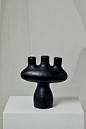 YinjiSpace - American Artists x Simone Bodmer Turner : Simone以环形、夸张的壶和花瓶而闻名，作品的形状隐约让人想起传统的中美洲玻璃瓶。