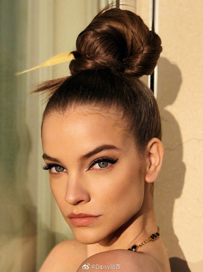 Barbara Palvin｜Versa...