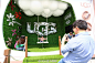 看，是什么在天上飞？直播着【UGG春风频道】的云朵电视机如约出现在上海港汇恒隆广场正门，终于放晴的天气热情地欢迎着我们的太阳花“云朵”～拍摄任何现场图片上传微博加上#UGG也有春天# 有机会赢取春夏鞋款唷！赶快来加入我们！ 2上海·港汇恒隆广场(Grand Gateway 66)